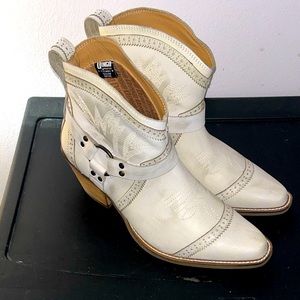 Women’s Size 9 Dingo White Gummy Bear boots $138 value